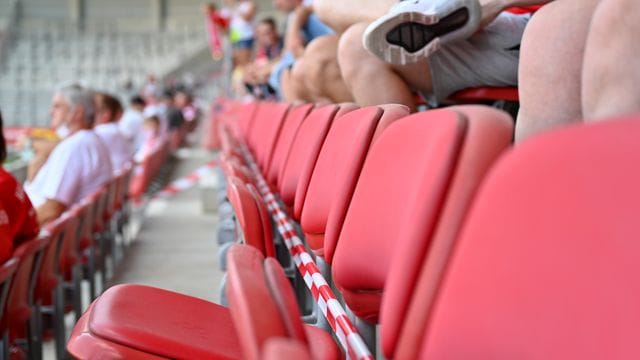 Unter Studienbedingungen sollen Fans wieder in Stadien gelassen werden. Unter Studienbedingungen sollen Fans wieder in Stadien gelassen werden.