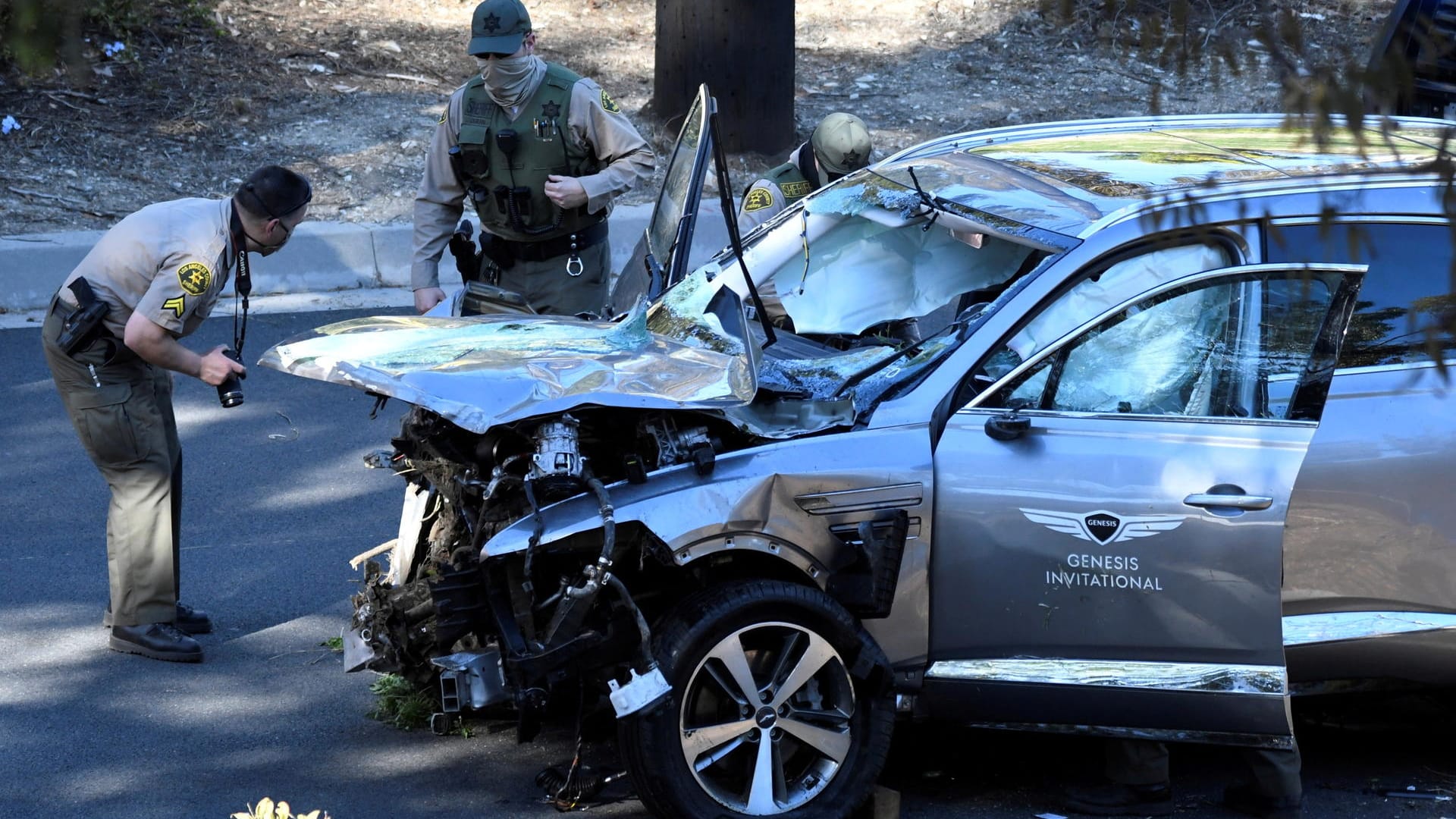 Ermittler untersuchen das kaputte Auto des Golf-Stars: Tiger Woods habe Glück gehabt noch zu leben, teilte die Polizei mit.