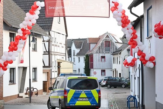 In der nordhessischen Kleinstadt war vor einem Jahr ein Auto in einen Karnevalsumzug gerast und hatte dabei zahlreiche Menschen verletzt.