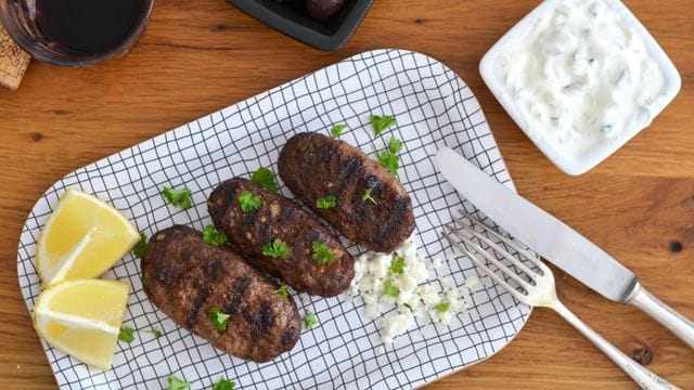 Wenn die Bifteki in der Grillpfanne angebraten werden, bekommen sie ein schön rauchiges Aroma - und der kulinarische Ausflug nach Griechenland kann beginnen.