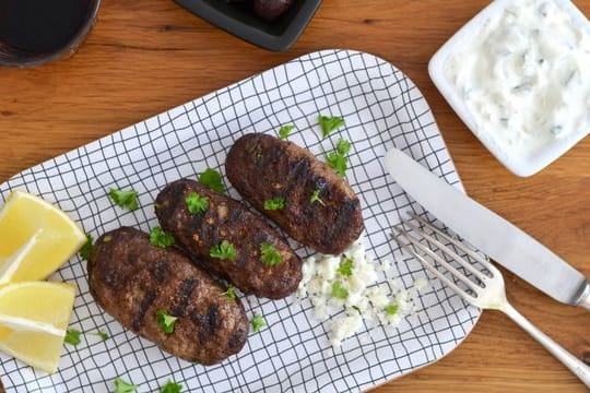 Wenn die Bifteki in der Grillpfanne angebraten werden, bekommen sie ein schön rauchiges Aroma - und der kulinarische Ausflug nach Griechenland kann beginnen.