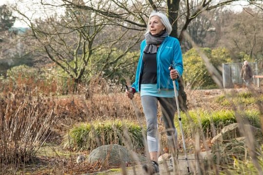 Regelmäßige Bewegung: Viele Studien sehen einen Zusammenhang zwischen körperlicher Aktivität und kognitiver Leistungsfähigkeit.