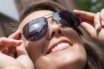 Sonnenbrille: Für den deutschen Sommer empfehlen sich Gläser der Blendschutz-Kategorie 2.