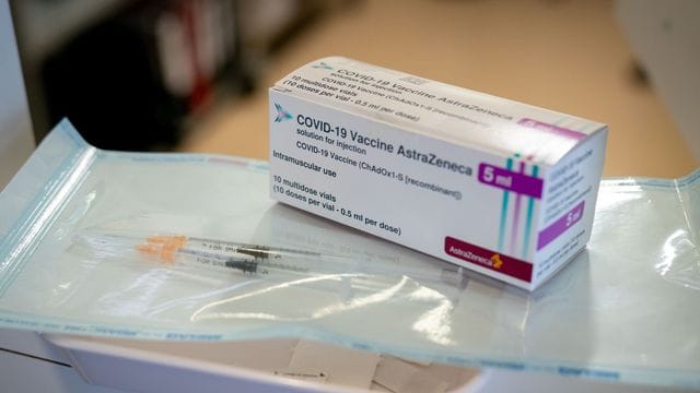 Spritzen und eine Packung mit dem Impfstoff von Astrazeneca in einem Impfzentrum in Berlin.