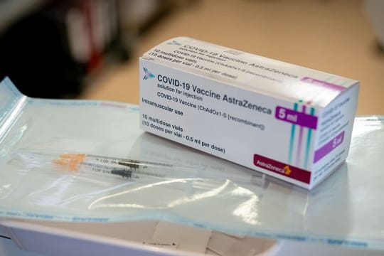 Spritzen und eine Packung mit dem Impfstoff von Astrazeneca in einem Impfzentrum in Berlin.