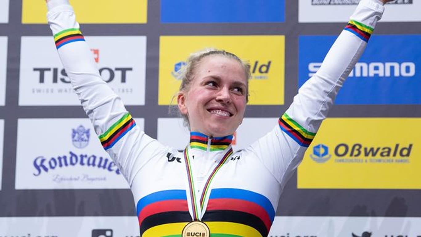 Konnte ihr Regenbogentrikot noch nicht oft auf der Bahn präsentieren: Bahnrad-Weltmeisterin Emma Hinze.