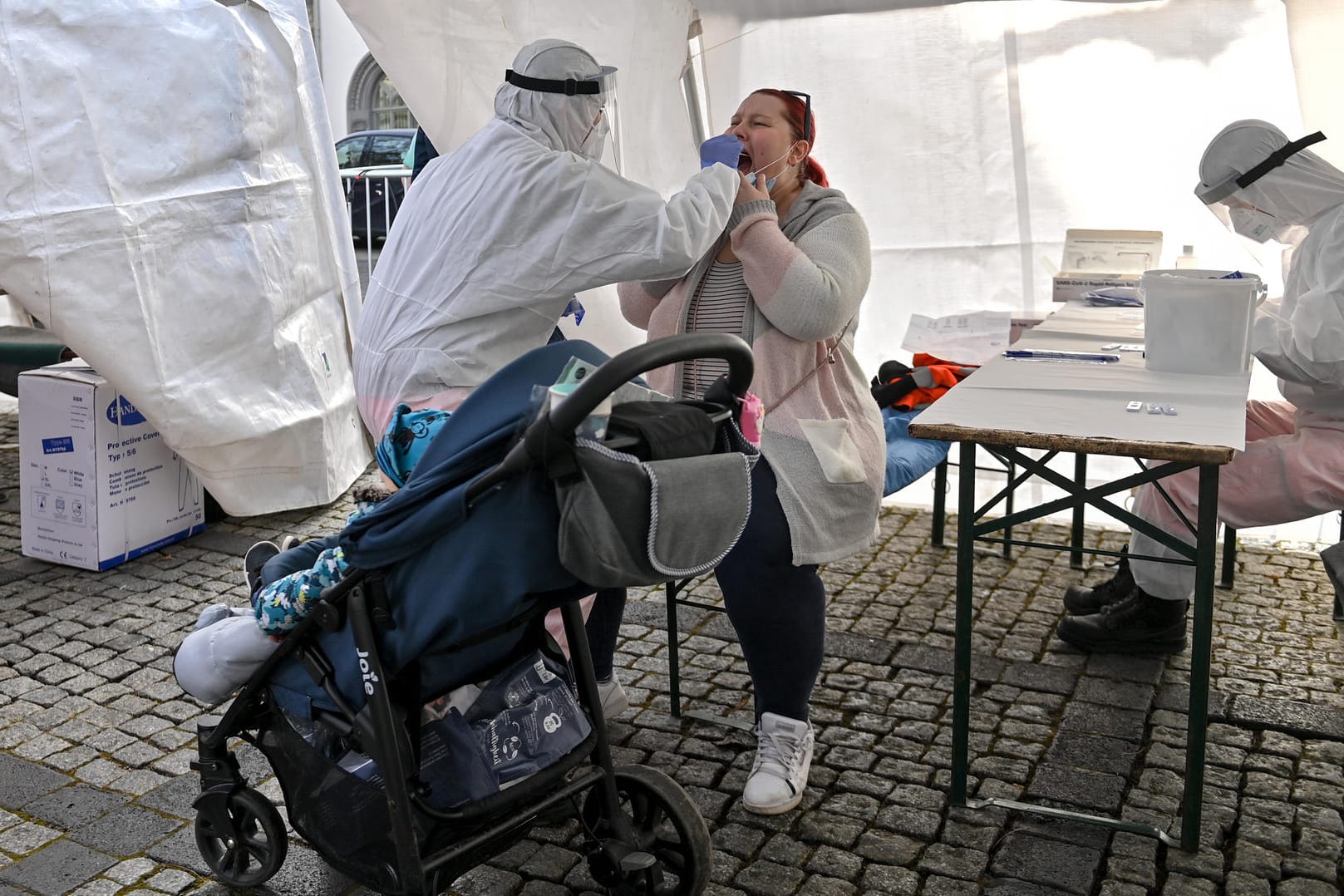 Naumburg: Eine Frau unterzieht sich einem Corona-Schnelltest in einem Testzelt auf dem Markt.