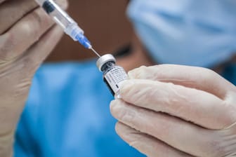 Eine Biontech-Impfung: Noch wirkt das Vakzin gegen Corona.