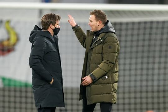 Sieht keinen Grund für einen Wechsel von Leipzig-Coach Julian Nagelsmann (r): RB-Sportdirektor Markus Krösche.