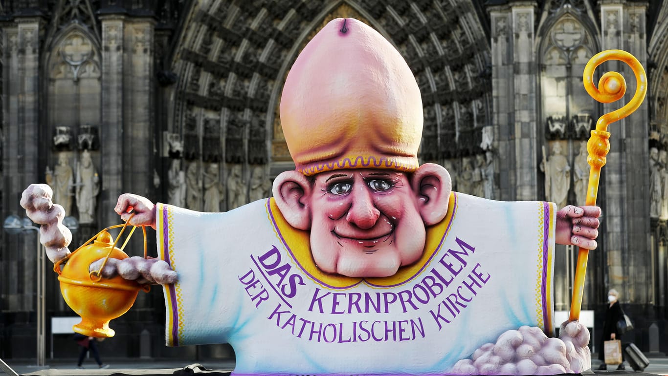 Eine Bischofs-Plastik mit Mitra in Penisform auf dem Kopf vor dem Kölner Dom: Der Düsseldorfer Künstler Jacques Tilly protestiert damit gegen die Aufarbeitung des sexuellen Missbrauchs von Kindern durch katholische Priester.