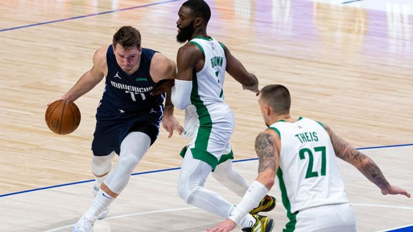 Führte die Dallas Mavericks zum Sieg gegen die Boston Celtics: Luka Doncic (l).