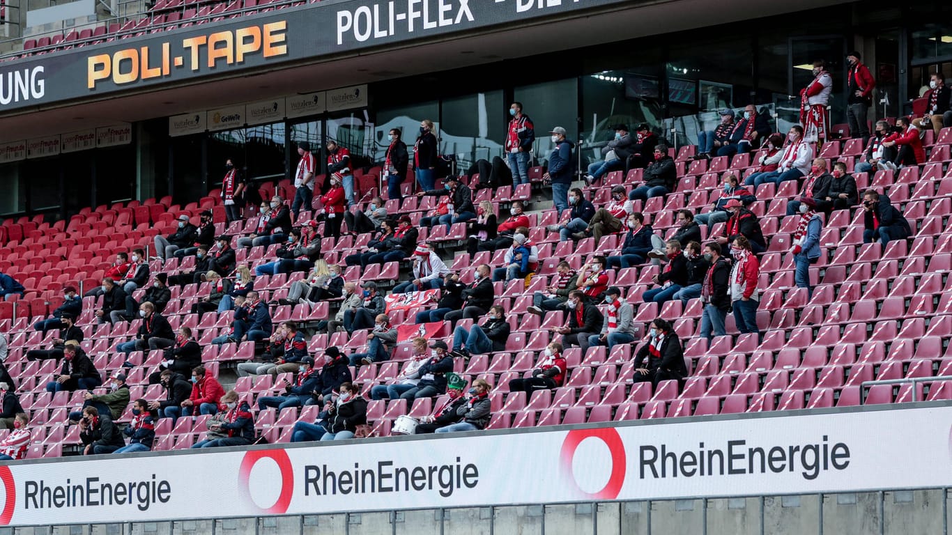 Eine kleine Zahl Zuschauer beim Rhein-Derby im Oktober 2020: Wenn es nach einem Kölner Mediziner geht, könnten Fans unter Auflagen wieder zugelassen werden.