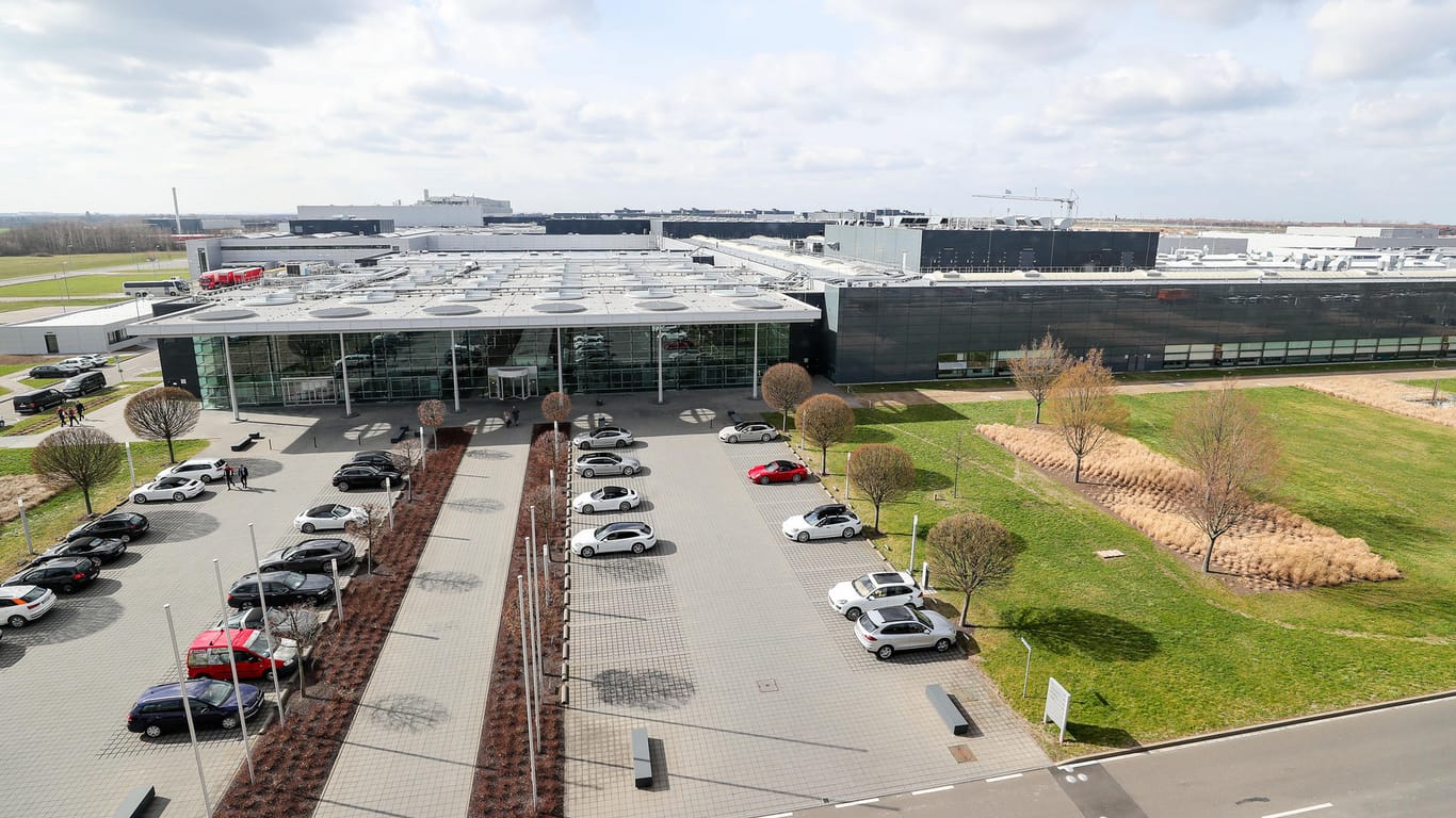 Blick auf das Porsche-Werk in Leipzig: Der Baustellenbetrieb ist hier wegen Corona-Fällen unterbrochen worden.