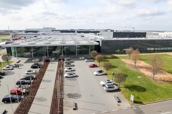 Blick auf das Porsche-Werk in Leipzig: Der Baustellenbetrieb ist hier wegen Corona-Fällen unterbrochen worden.