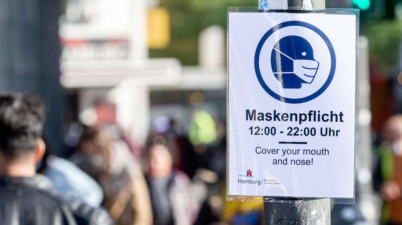 Ein Schild weist am Steindamm in St. Georg auf die dort geltende Maskenpflicht hin (Archivbild): Spätestens ab dem Wochenende soll auch an stark besuchten Orten wie Stadtpark oder Jungfernstieg eine Maskenpflicht herrschen.