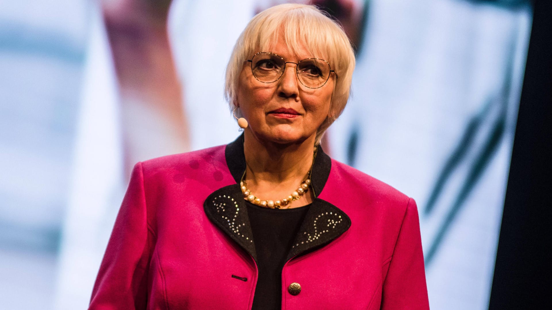 Claudia Roth: Die Politikerin denkt über ihr Leben nach.