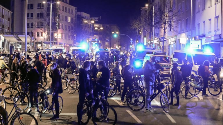 Autokorso von Impfgegnern in Dortmund: Radfahrer blockierten die Fahrzeuge.