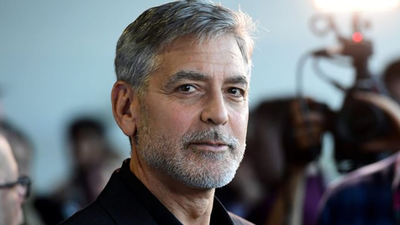 George Clooney hantiert in Corona-Zeiten mit einem Haarschneidegerät.