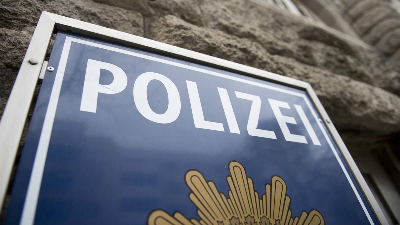 Schild an einer Dienststelle des Landeskriminalamtes (Symbolbild): Bei einem Berliner Staatsanwalt wurden Durchsuchungen durchgeführt.