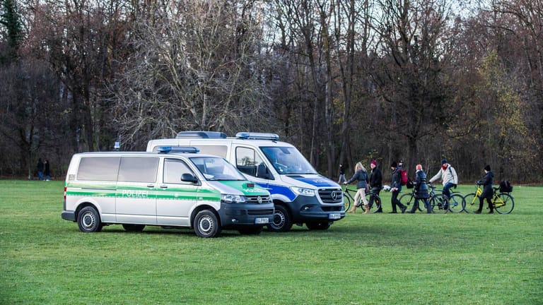 Einsatzwagen der Polizei München im Englischen Garten: Bei einer Verfolgungsjagd ist ein Streifenwagen im Ententeich gelandet.