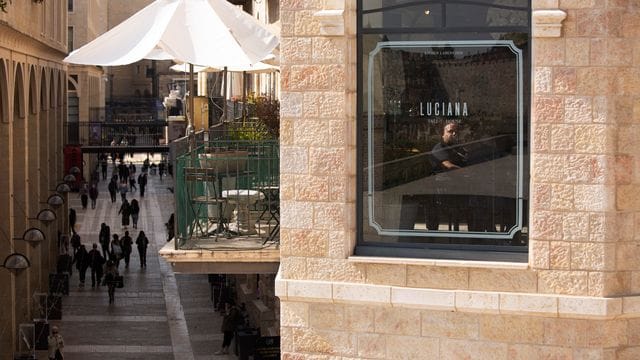 In Jerusalem wurden einige coronabedingte Einschränkungen gelockert, unter anderem dürfen Einkaufszentren, Fitnessstudios und Friseurläden wieder öffnen. In Jerusalem wurden einige coronabedingte Einschränkungen gelockert, unter anderem dürfen Einkaufszentren, Fitnessstudios und Friseurläden wieder öffnen.