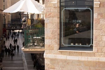 In Jerusalem wurden einige coronabedingte Einschränkungen gelockert, unter anderem dürfen Einkaufszentren, Fitnessstudios und Friseurläden wieder öffnen.