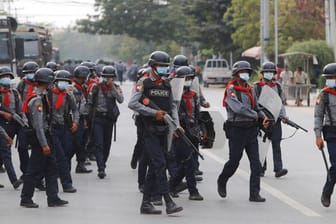 Schwer bewaffnete Polizisten in Madalay im Einsatz gegen Demonstranten.