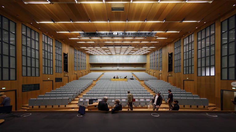 Ein Hörsaal der Uni Köln (Archivbild): Wann hier wieder Vorlesungen und Prüfungen stattfinden werden, ist unklar.
