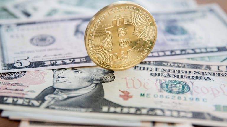 Neue Währung: Der Bitcoin begeistert mit rasanten Kursanstiegen und erschreckt doch Kleinanleger immer wieder mit plötzlichen Verlusten.