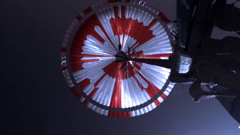 Der Fallschirm des Mars-Rovers "Perseverence": Die Nasa-Ingenieure haben bei ihrer Mars-Mission einige geheime Botschaften versteckt.