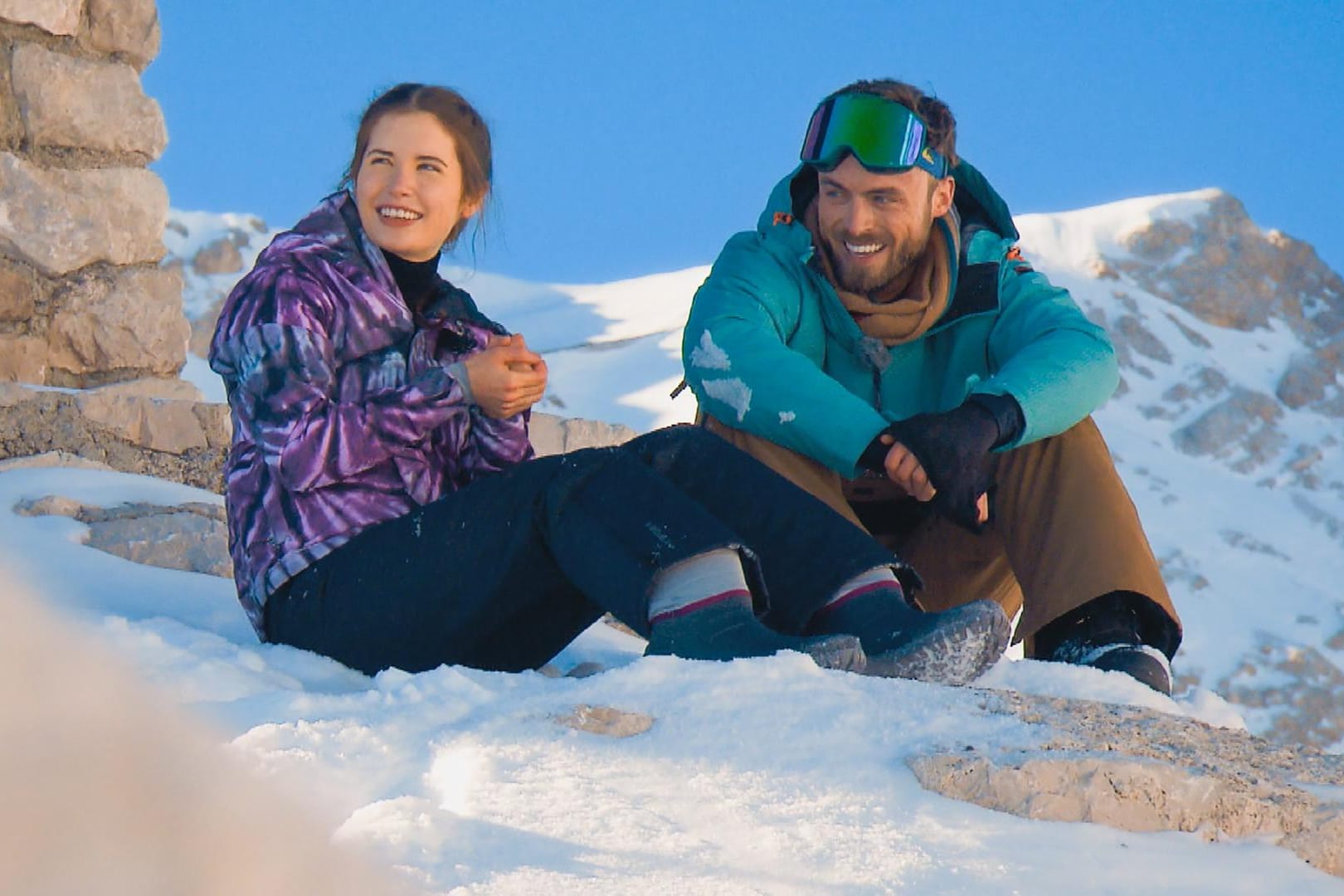 Esther und Niko: Die beiden verstehen sich erst gut, bis Esther Niko einen Assi nennt.