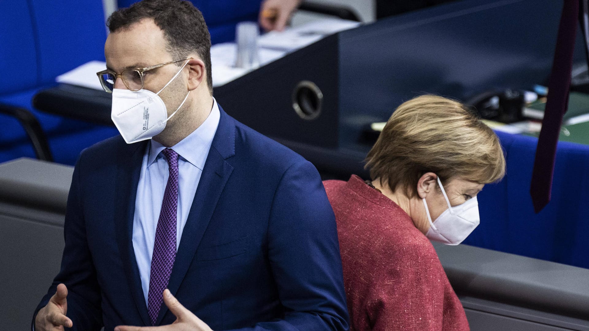 Harte Fronten: Angela Merkel und Jens Spahn im Bundestag.