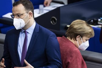 Harte Fronten: Angela Merkel und Jens Spahn im Bundestag.