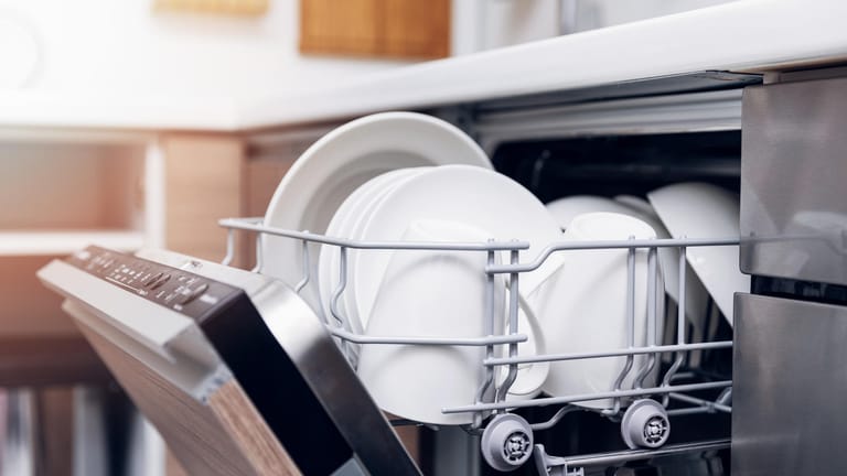 Geschirrspüler: Häufig sind Teller zu groß, um sie gut in der Spülmaschine platziere zu können.