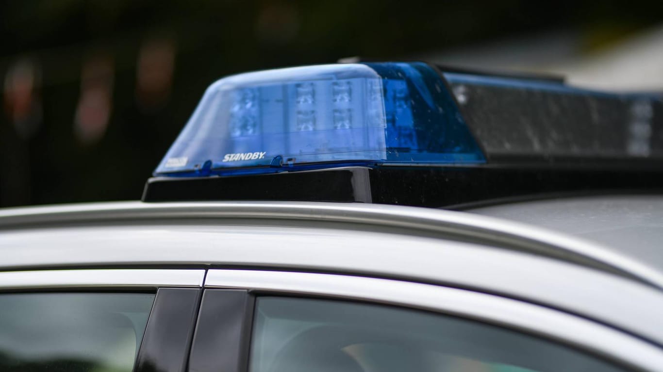 Blaulicht auf einem Streigenwagen der POlizei( Symbolbild): Ein Mann war mit einem Auto viel zu schnell in einem Kieler Park unterwegs und hat Kinder gefährdert.