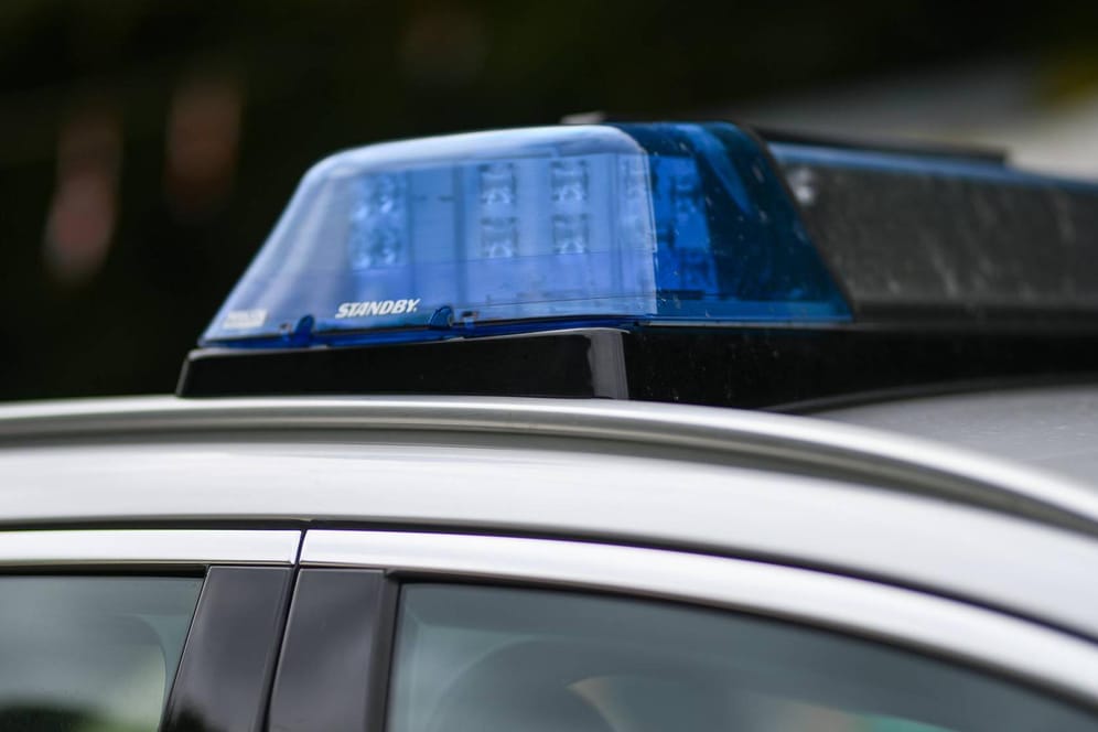 Blaulicht auf einem Streigenwagen der POlizei( Symbolbild): Ein Mann war mit einem Auto viel zu schnell in einem Kieler Park unterwegs und hat Kinder gefährdert.