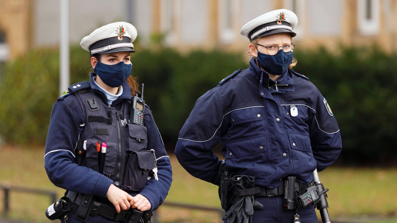 Zwei Polizistinnen mit Schutzmasken (Symbolbild): Die Polizei in NRW muss Hunderttausende Masken austauschen.