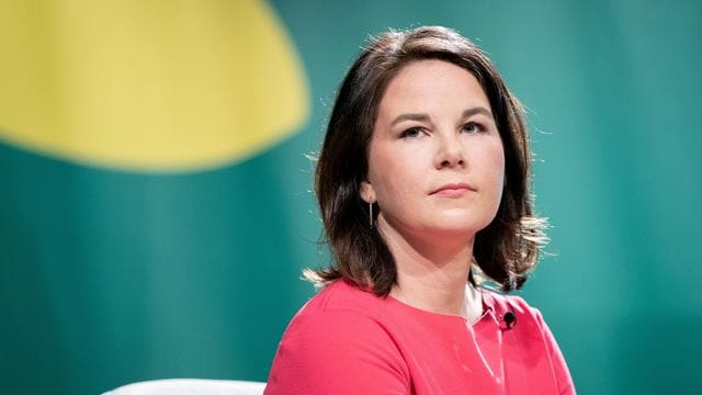 Grünen-Chefin Annalena Baerbock hält "diese Orientierung an diesem Zwei-Prozent-Ziel für eine völlig absurde Debatte". Grünen-Chefin Annalena Baerbock hält "diese Orientierung an diesem Zwei-Prozent-Ziel für eine völlig absurde Debatte".