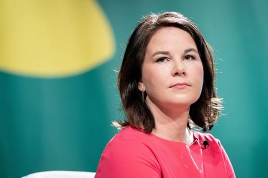 Grünen-Chefin Annalena Baerbock hält "diese Orientierung an diesem Zwei-Prozent-Ziel für eine völlig absurde Debatte".