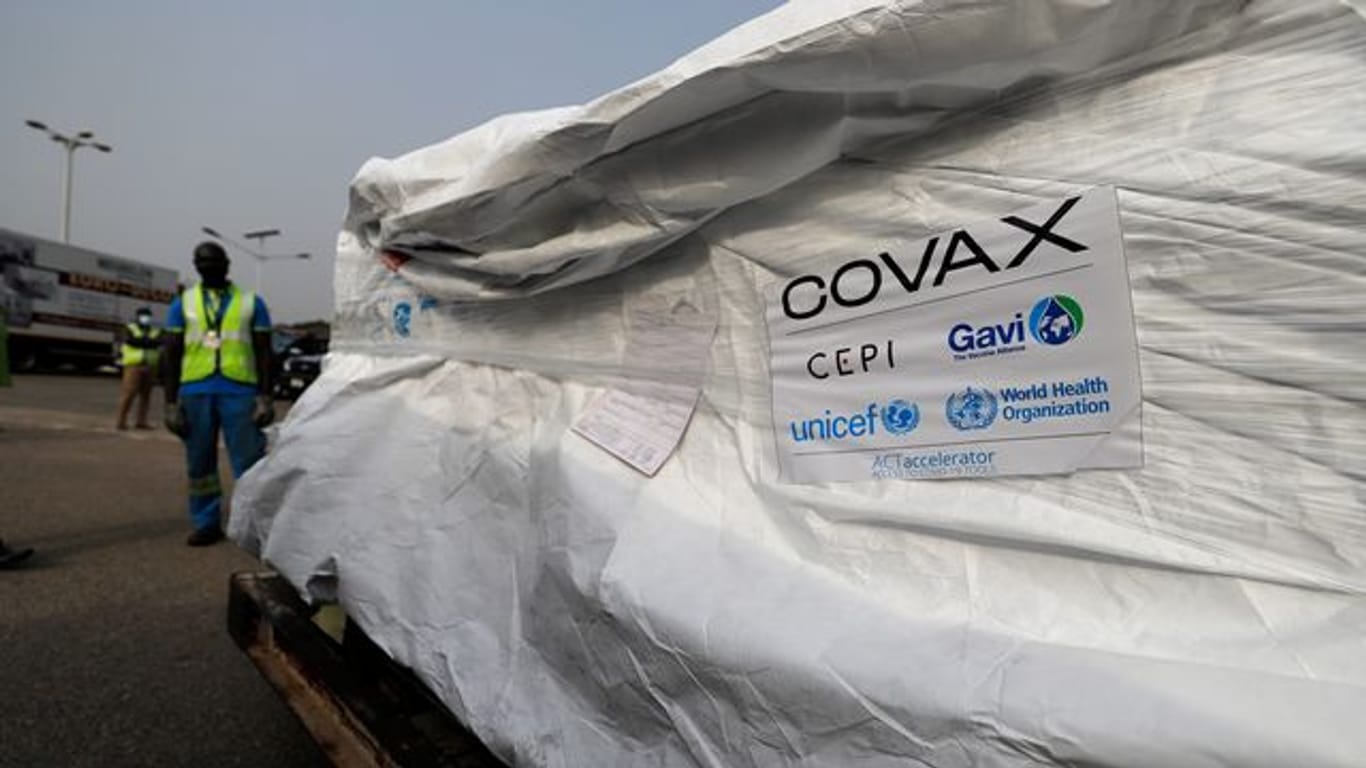 Die erste Ladung des Corona-Impfstoffes von Astrazeneca wird am Kotoka Flughafen der Hauptstadt von Ghana ausgeladen.
