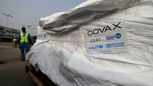 Die erste Ladung des Corona-Impfstoffes von Astrazeneca wird am Kotoka Flughafen der Hauptstadt von Ghana ausgeladen. Die erste Ladung des Corona-Impfstoffes von Astrazeneca wird am Kotoka Flughafen der Hauptstadt von Ghana ausgeladen.