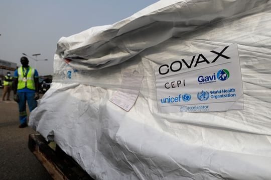 Die erste Ladung des Corona-Impfstoffes von Astrazeneca wird am Kotoka Flughafen der Hauptstadt von Ghana ausgeladen.