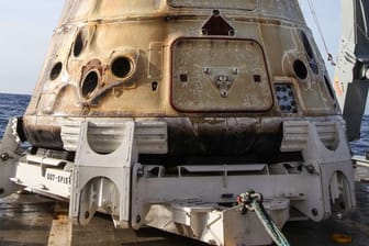 Ein SpaceX-Raumfrachter nach der Rückkehr aus dem All zur Erde.