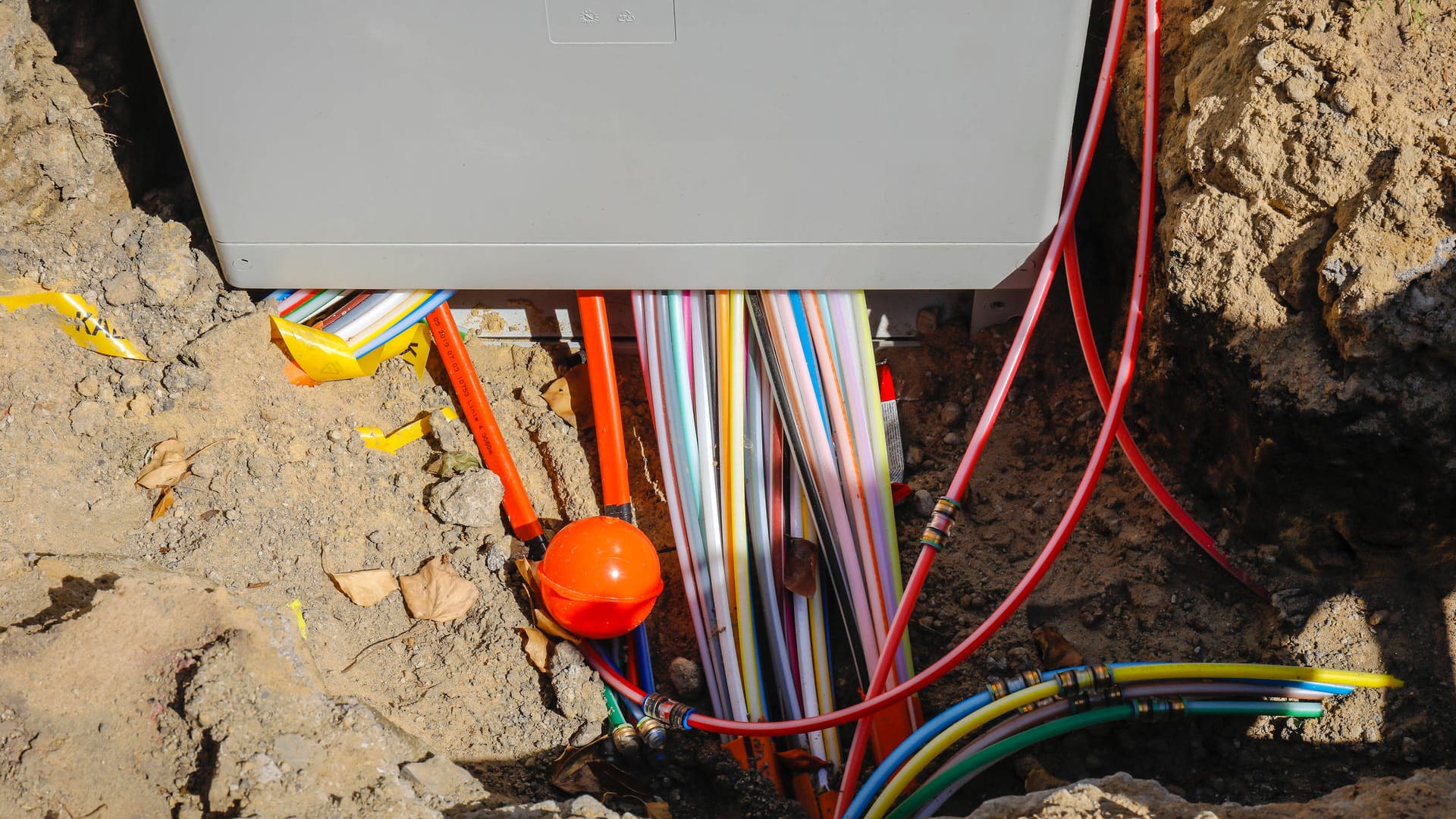 Ein Verteilerkasten für DSL-Anschlüsse (Symbolbild): In Bielefeld werden Leitungsarbeiten, unter anderem für den Breitbandausbau, durchgeführt. Ein Verteilerkasten für DSL-Anschlüsse (Symbolbild): In Bielefeld werden Leitungsarbeiten, unter anderem für den Breitbandausbau, durchgeführt.