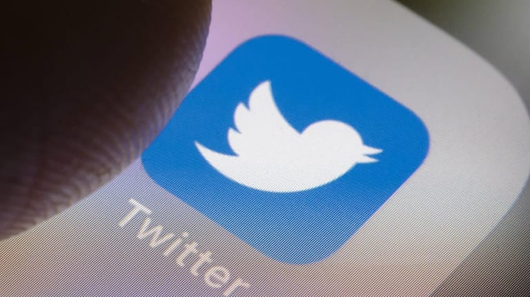 Das Logo von Twitter auf einem Smartphone (Symbolbild): Das Unternehmen hat staatsnahe Accounts entfernt.