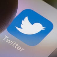 Das Logo von Twitter auf einem Smartphone (Symbolbild): Das Unternehmen hat staatsnahe Accounts entfernt.