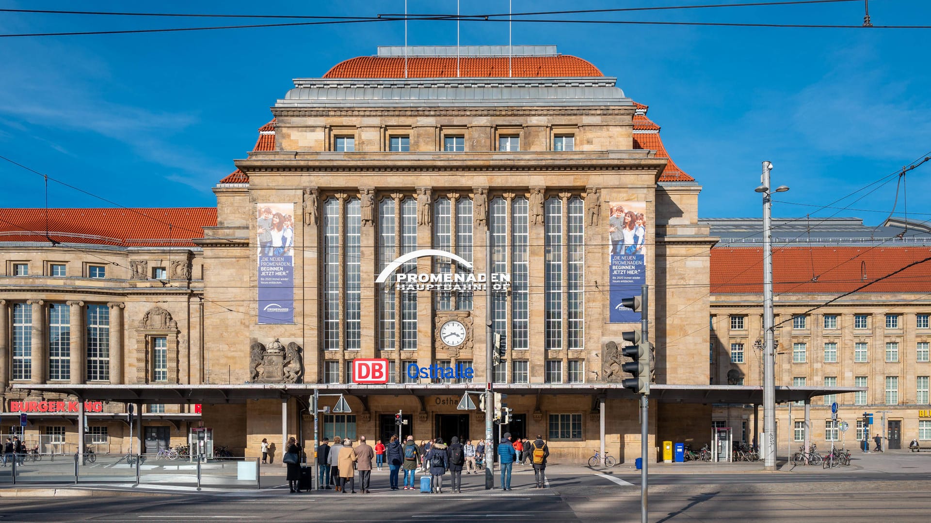 Eingang zum Hauptbahnhof Leipzig (Symbolbild): Rund 30 Menschen sonnten sich hier unerlaubt auf einem Bahngebäude. Eingang zum Hauptbahnhof Leipzig (Symbolbild): Rund 30 Menschen sonnten sich hier unerlaubt auf einem Bahngebäude.