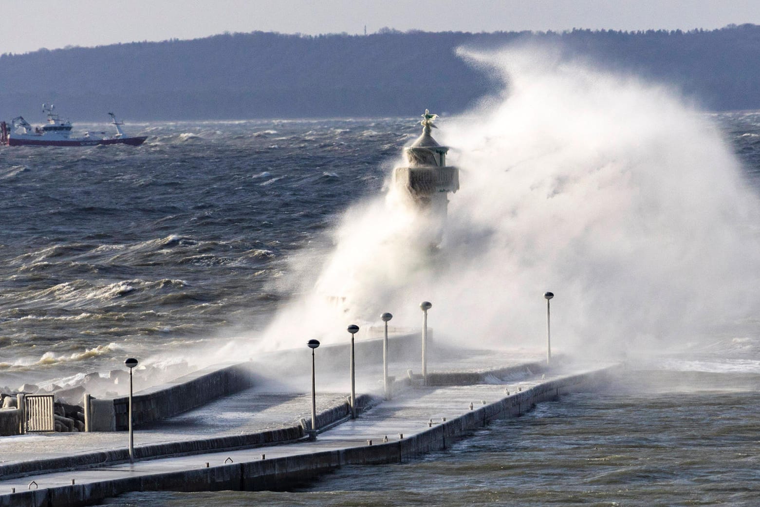 Sturm auf Rügen: Bei den Ermittlungen beziehe die Polizei auch Vermisstenfahndungen ein, hieß es.