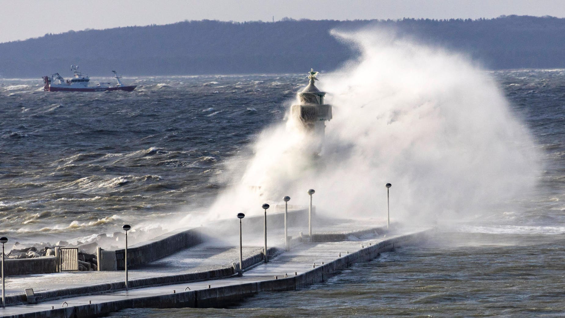 Sturm auf Rügen: Bei den Ermittlungen beziehe die Polizei auch Vermisstenfahndungen ein, hieß es.