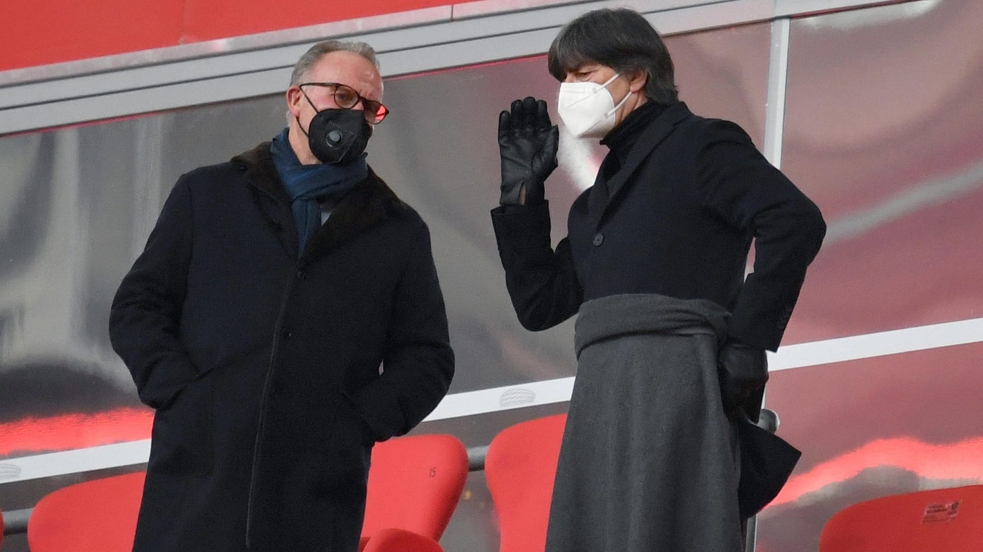 Ende Januar schaute sich Joachim Löw Jamal Musiala beim Heimspiel gegen Hoffenheim genauer an.